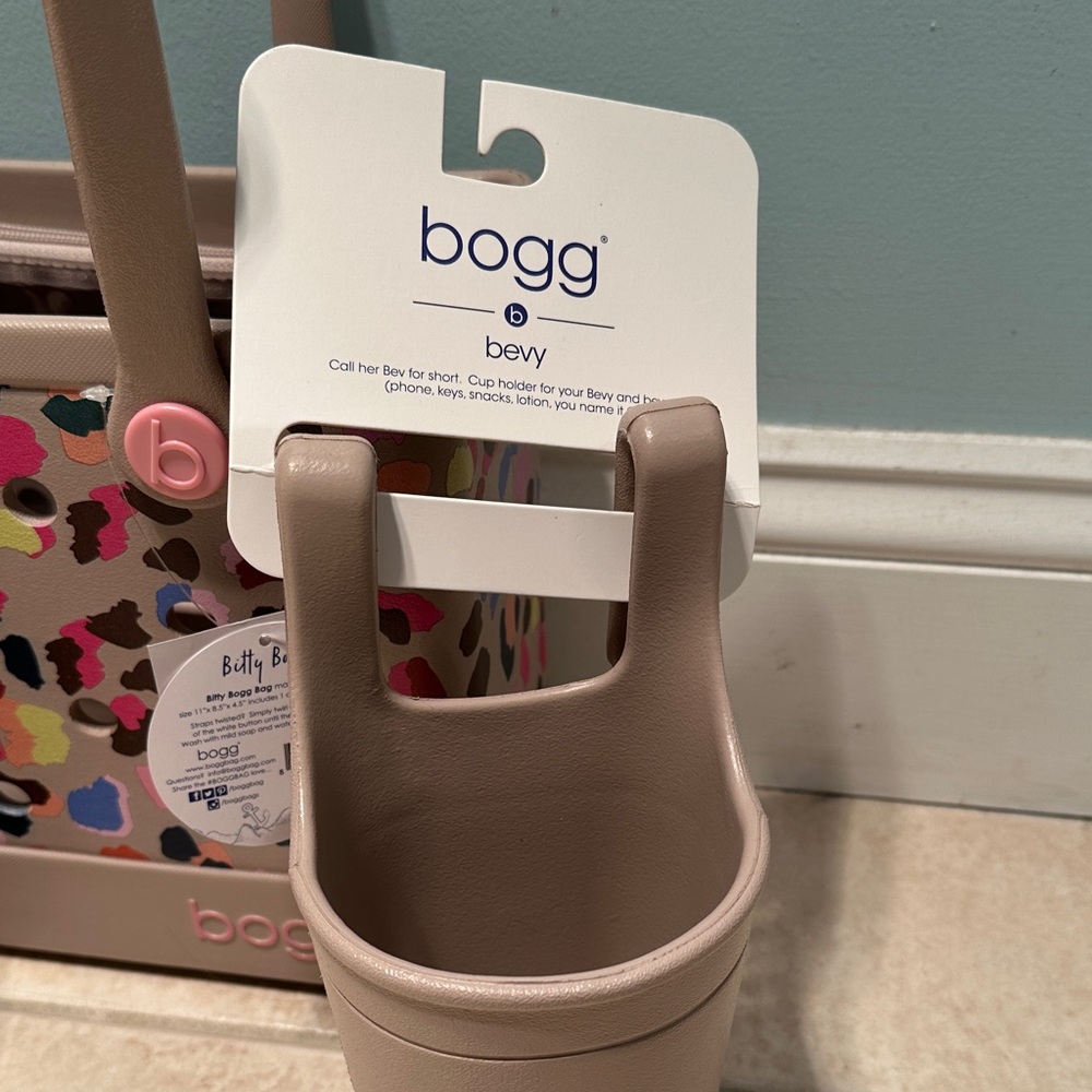 Women's Tan and Brown Bogg Bag Accessories NWT - Picture 2 of 4